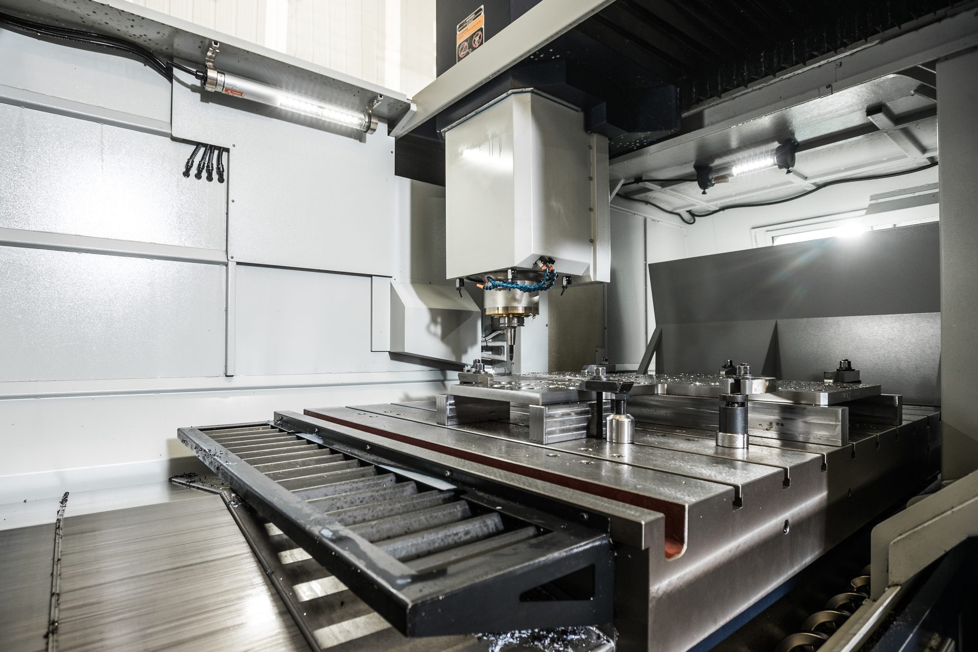 Фрезерная обработка металлической заготовки на станке с ЧПУ