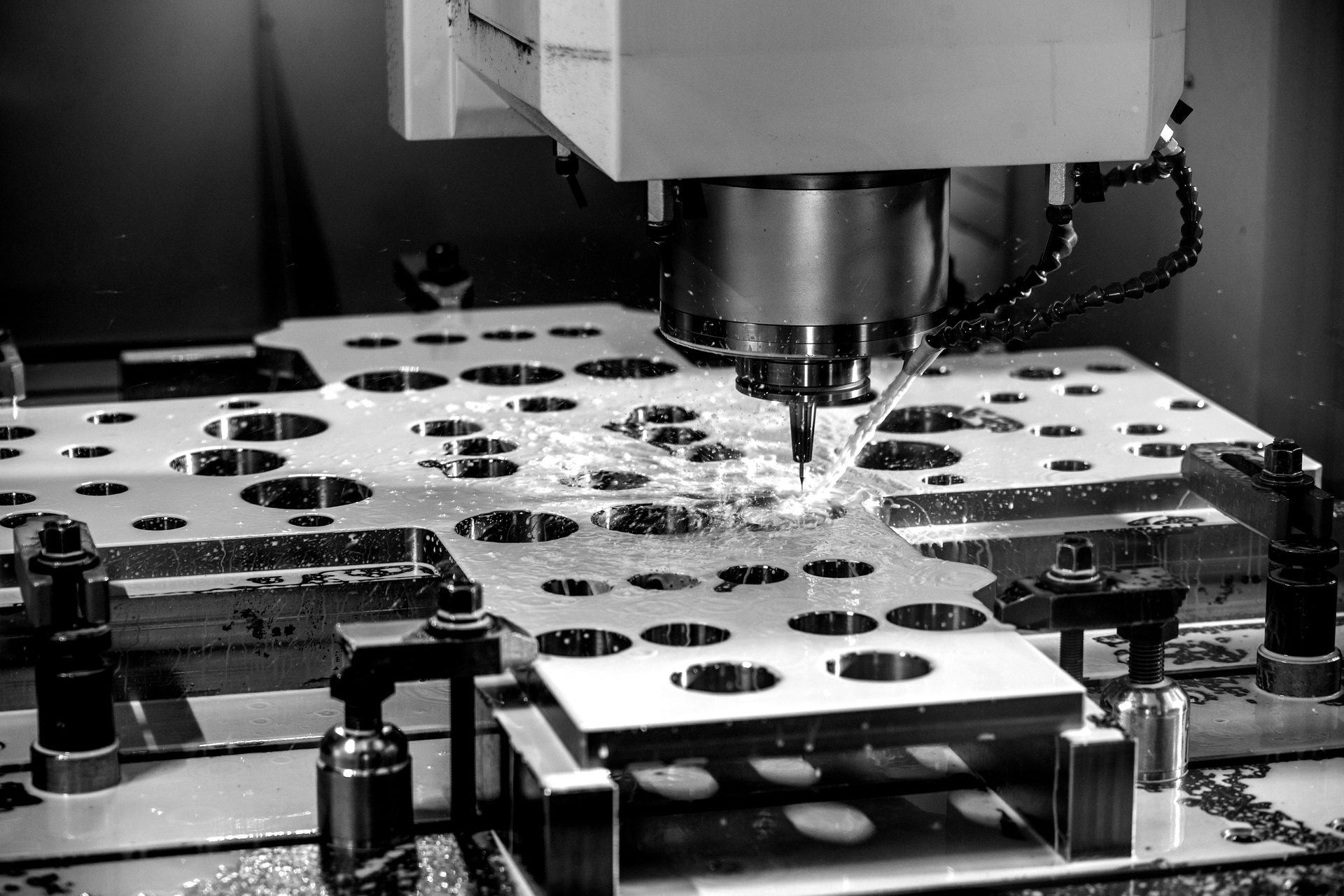 Вертикальный обрабатывающий центр в работе — обработка крупногабаритной детали