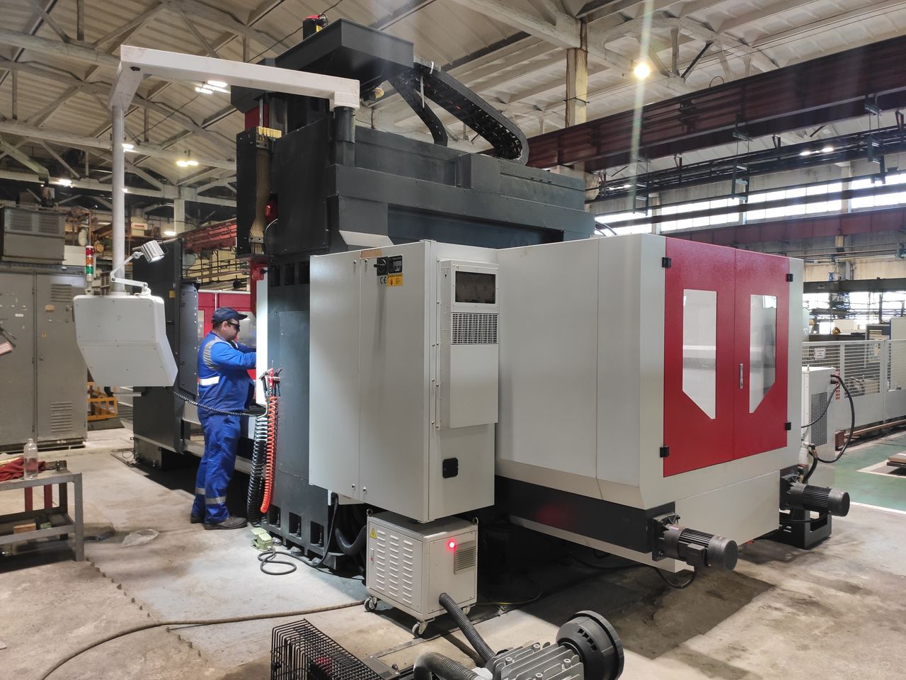 Продольно-фрезерный станок с ЧПУ FANUC 6А2150, ракурс 1