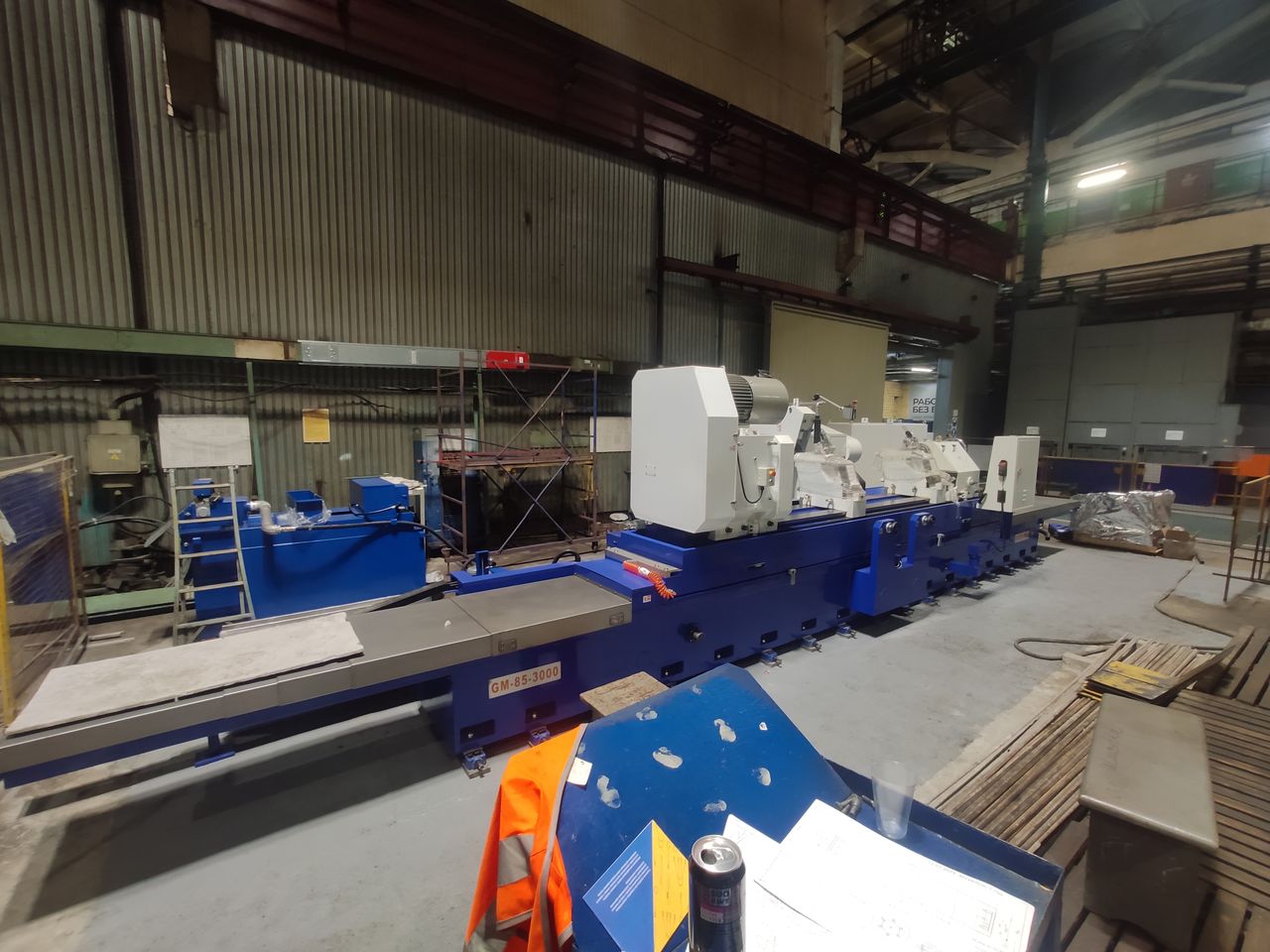 Тяжёлый круглошлифовальный станок с NC Siemens 808 GM-85-3000, ракурс 2