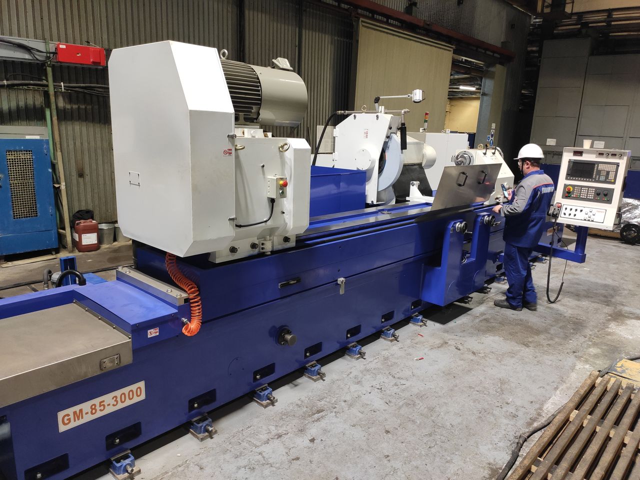 Тяжёлый круглошлифовальный станок с NC Siemens 808 GM-85-3000, ракурс 3