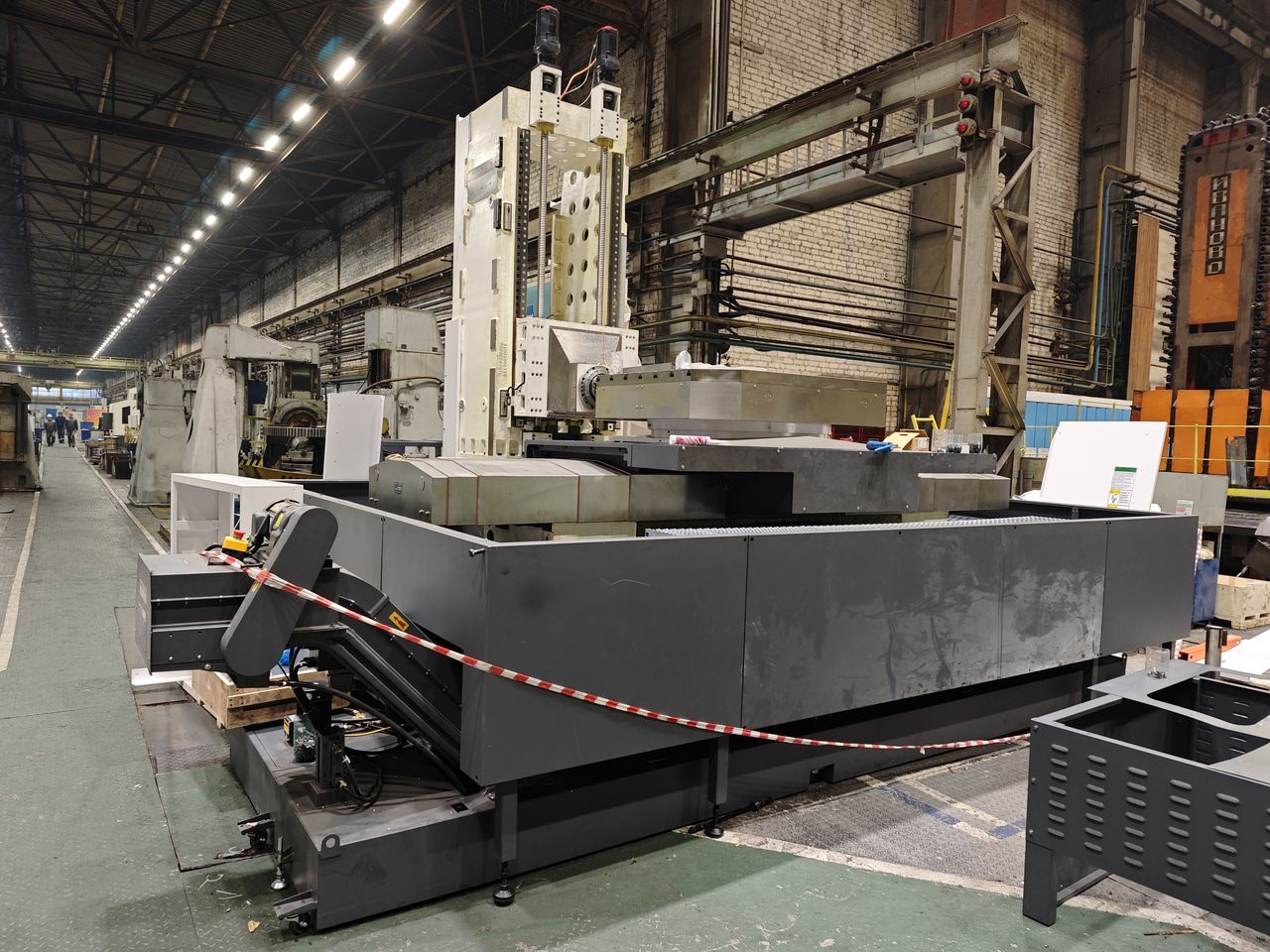 Горизонтально-расточной станок с ЧПУ FANUC LR-543, ракурс 1