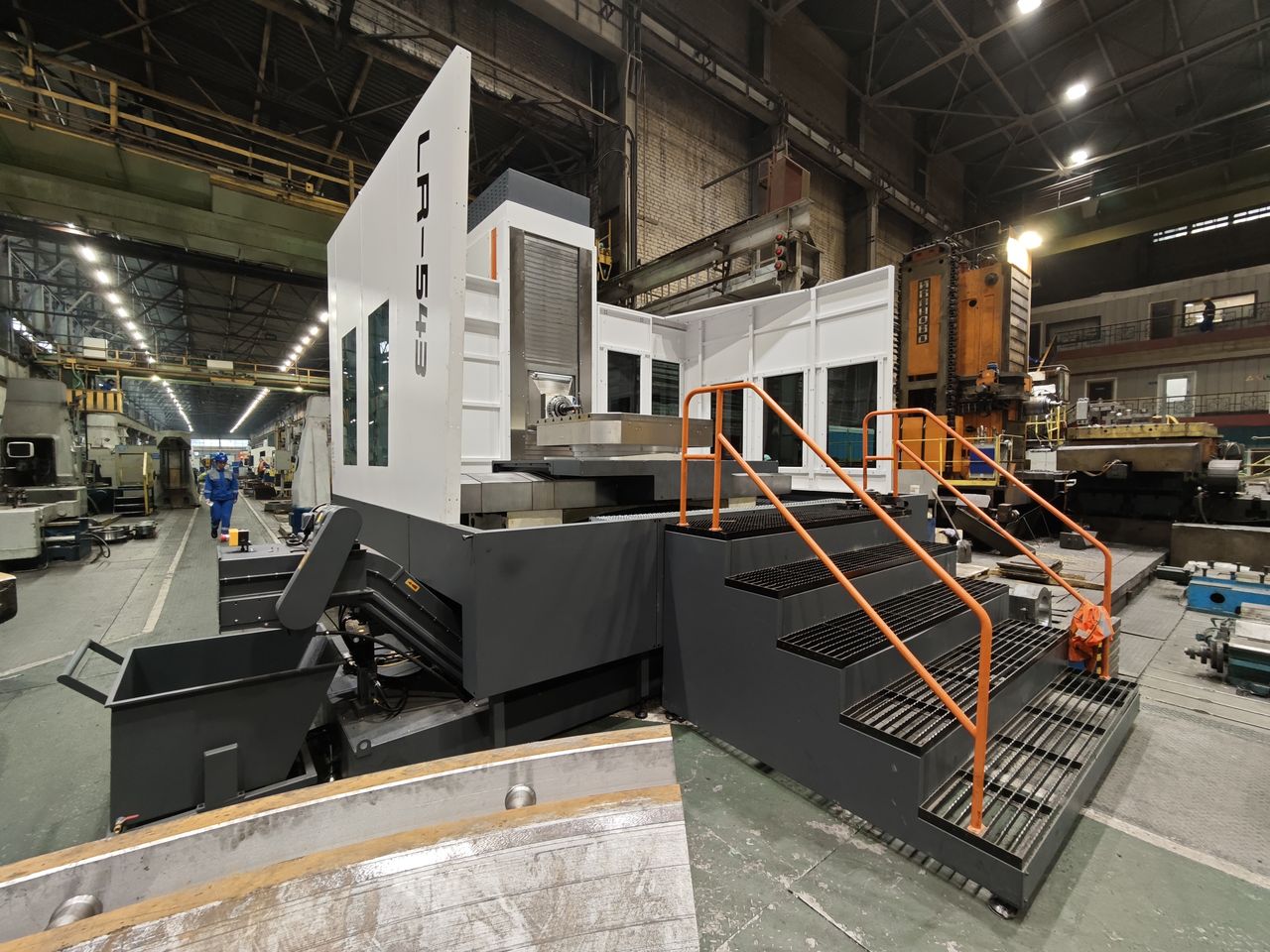 Горизонтально-расточной станок с ЧПУ FANUC LR-543, ракурс 2